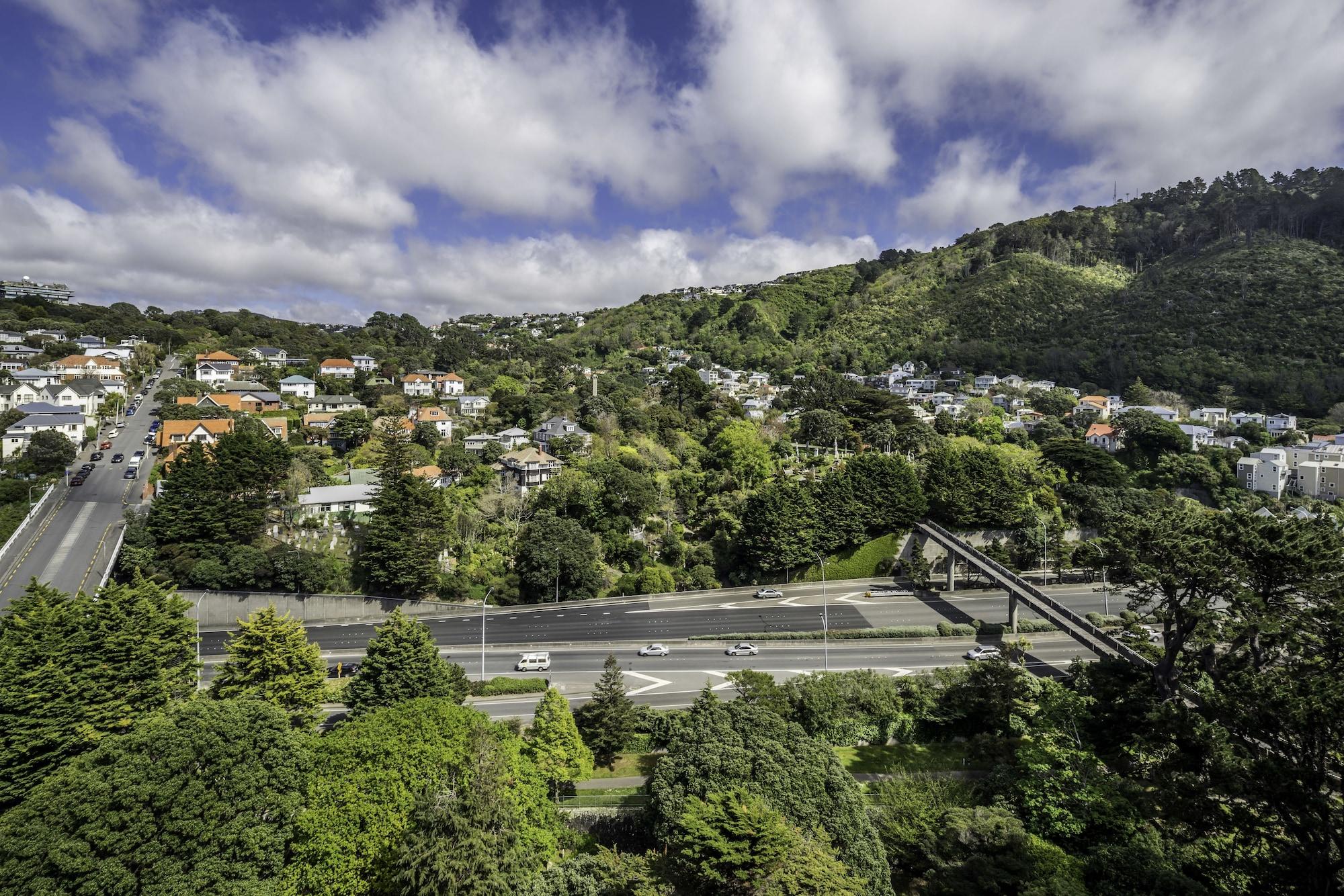 Bolton Hotel Wellington Dış mekan fotoğraf View of the suburb from the west