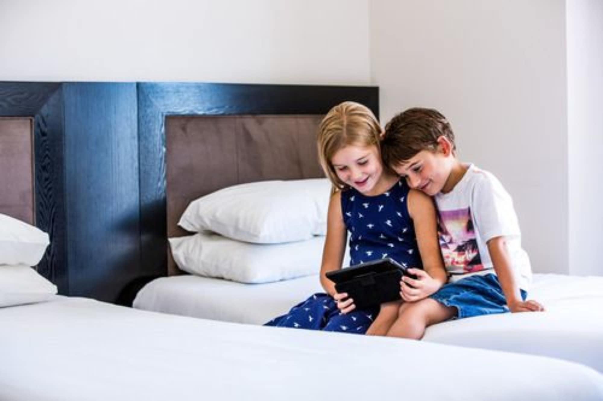 Bolton Hotel Wellington Dış mekan fotoğraf Children using a tablet