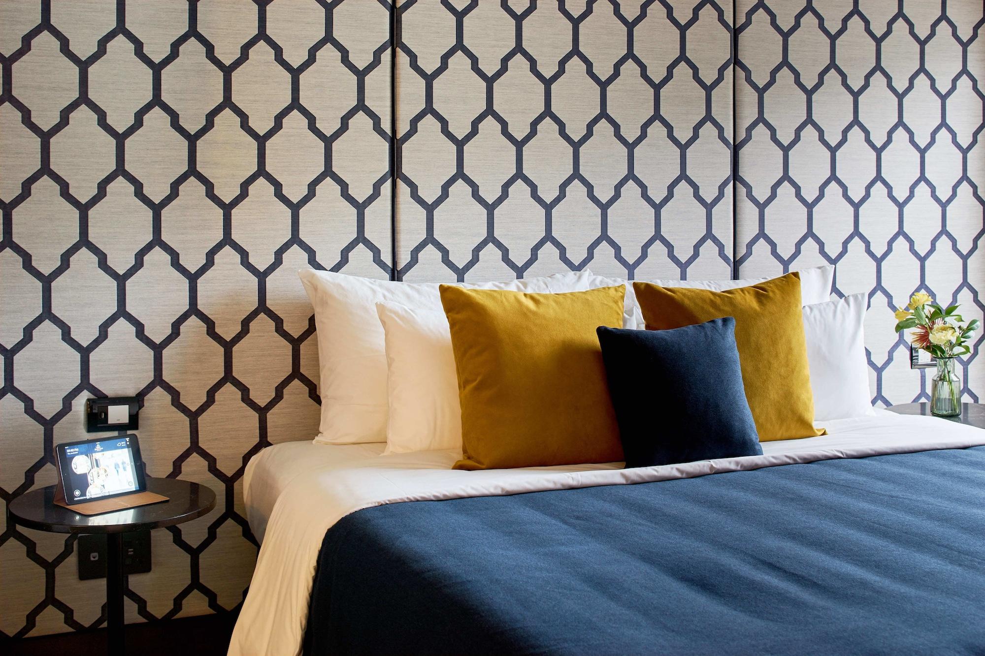 Bolton Hotel Wellington Dış mekan fotoğraf A bed with cushions