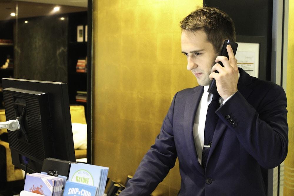 Bolton Hotel Wellington Dış mekan fotoğraf A hotel concierge