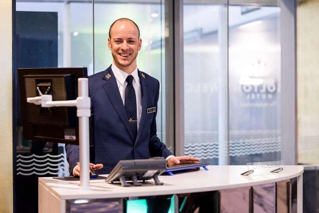 Bolton Hotel Wellington İç mekan fotoğraf A hotel concierge