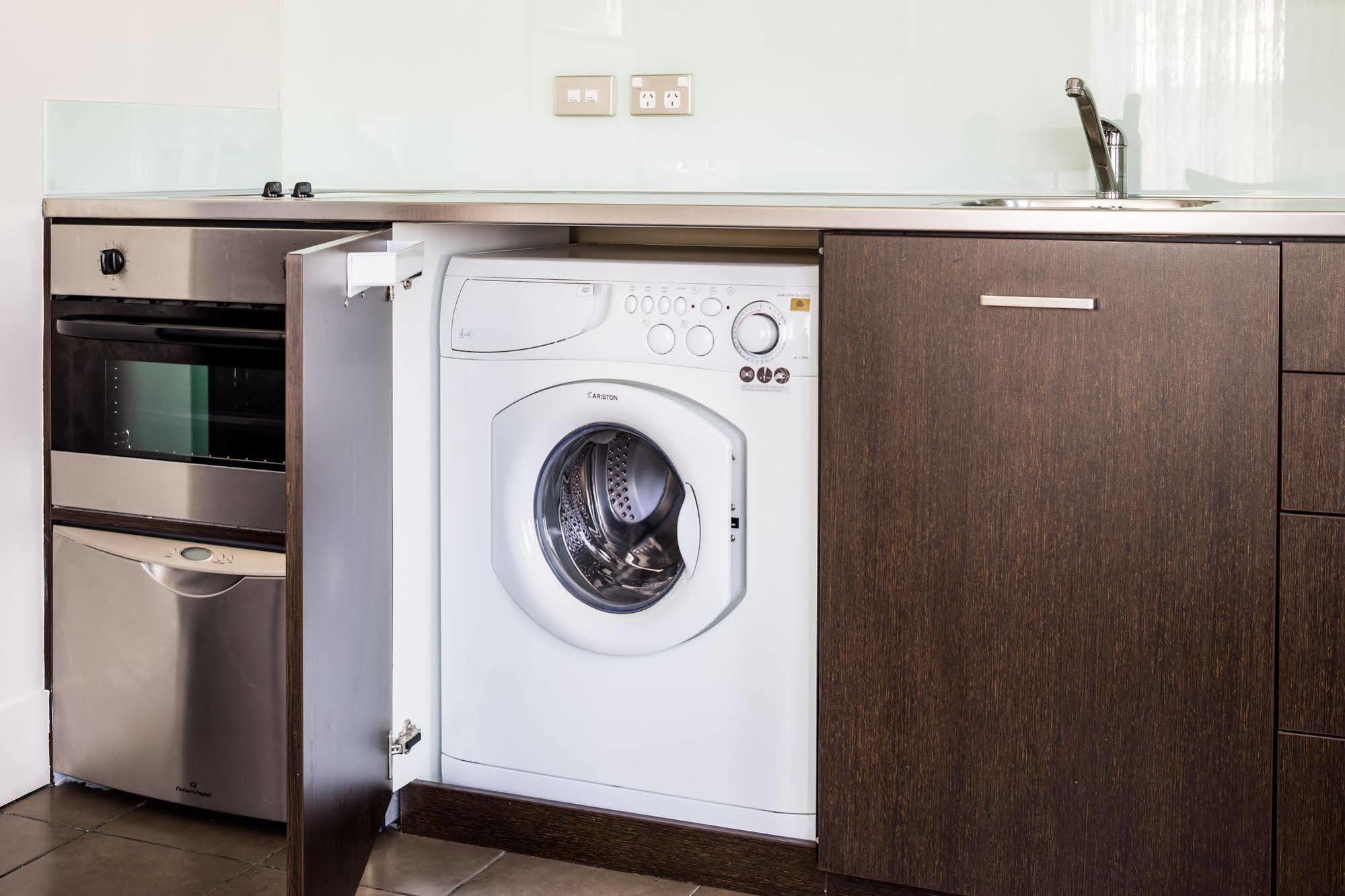 Bolton Hotel Wellington Dış mekan fotoğraf An integrated washing machine